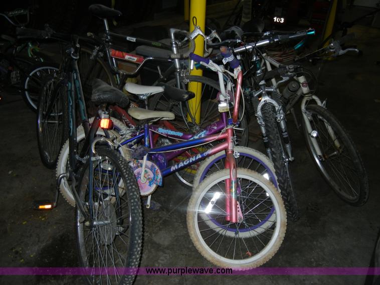 image for item U9878 Approximately 19 assorted bicycles