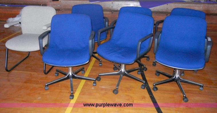 image for item U9961 (12) assorted office chairs