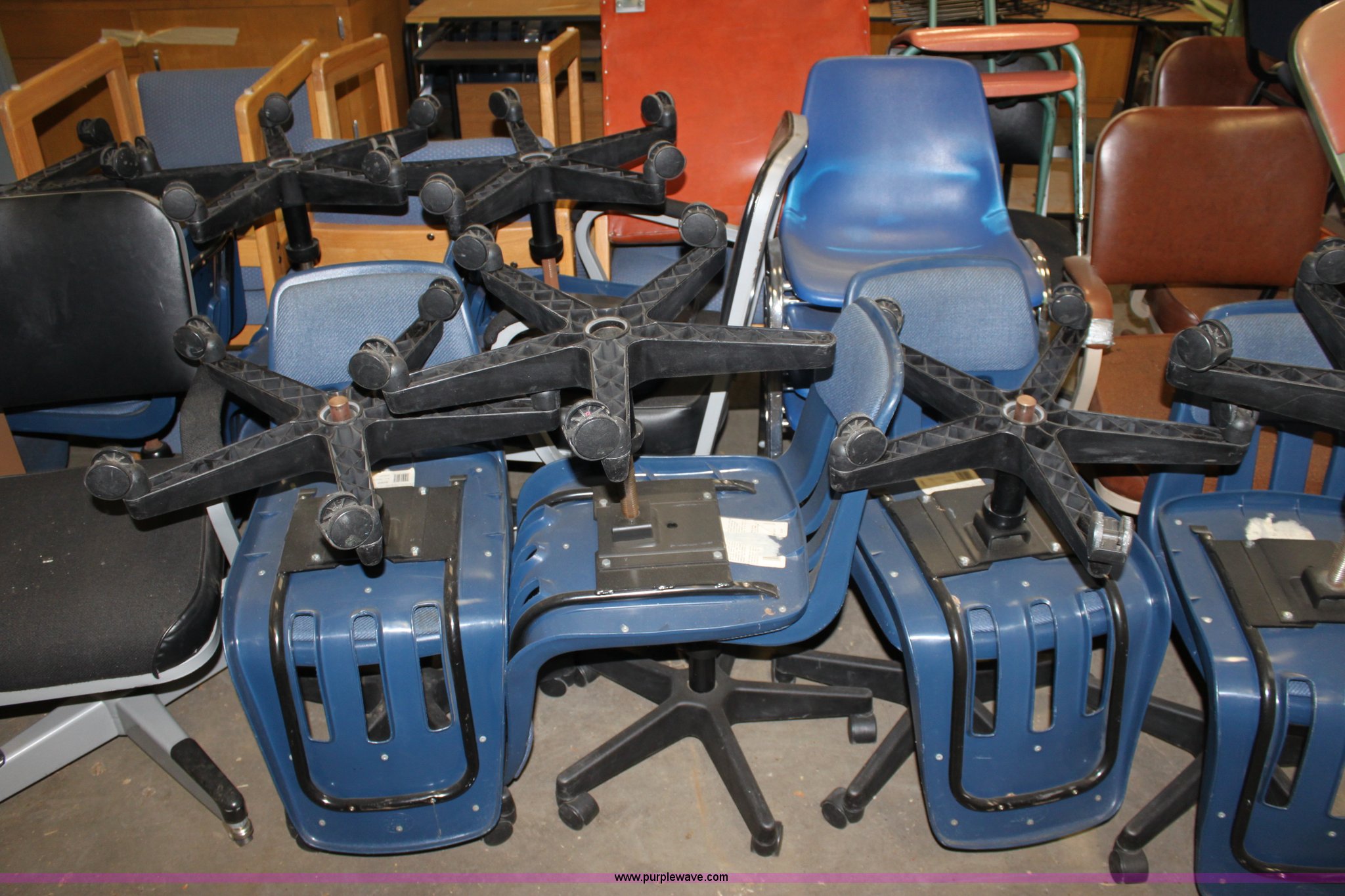 Assorted office furniture in Hutchinson, KS Item D9158 sold Purple Wave