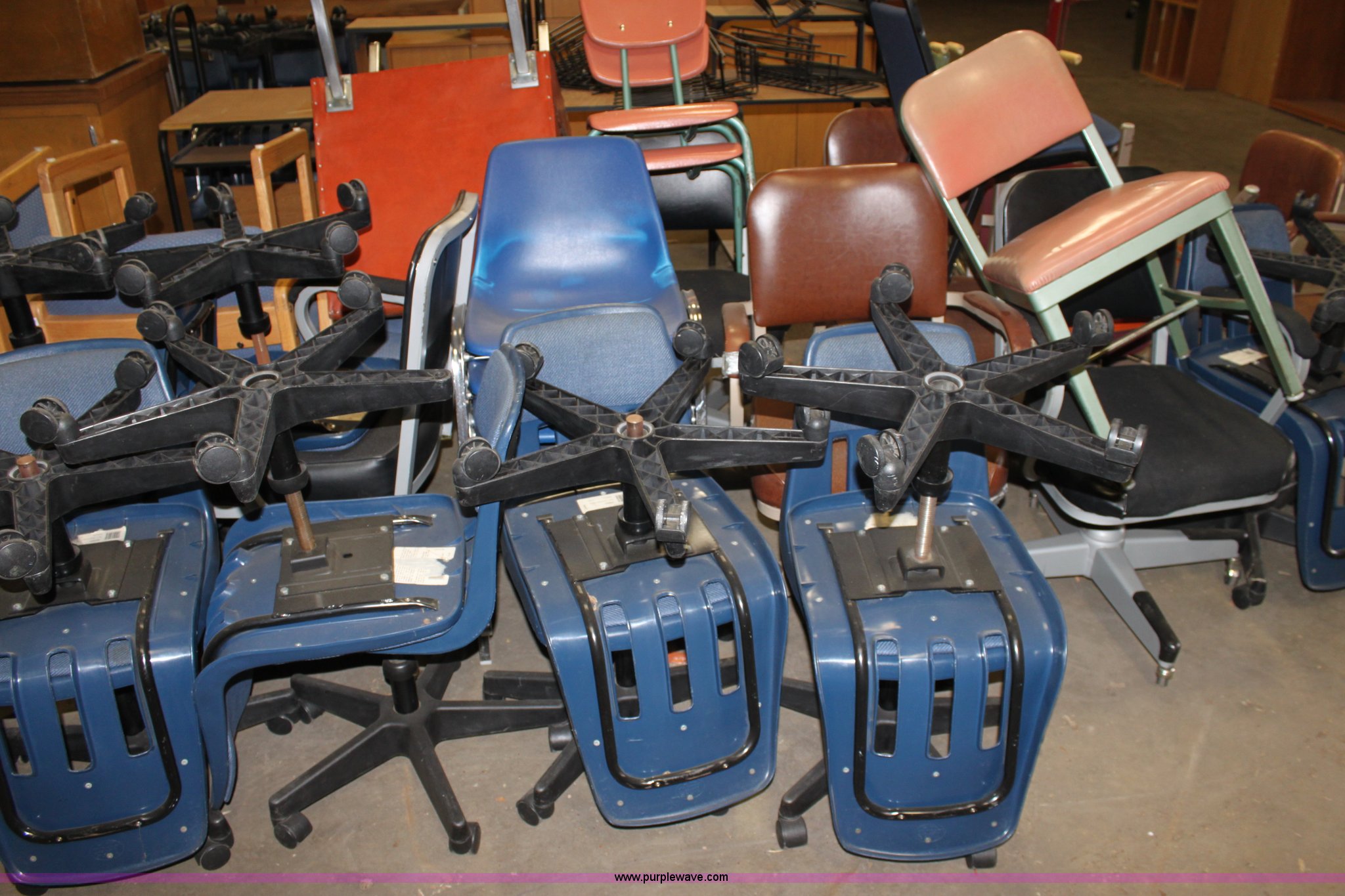 Assorted office furniture in Hutchinson, KS Item D9158 sold Purple Wave