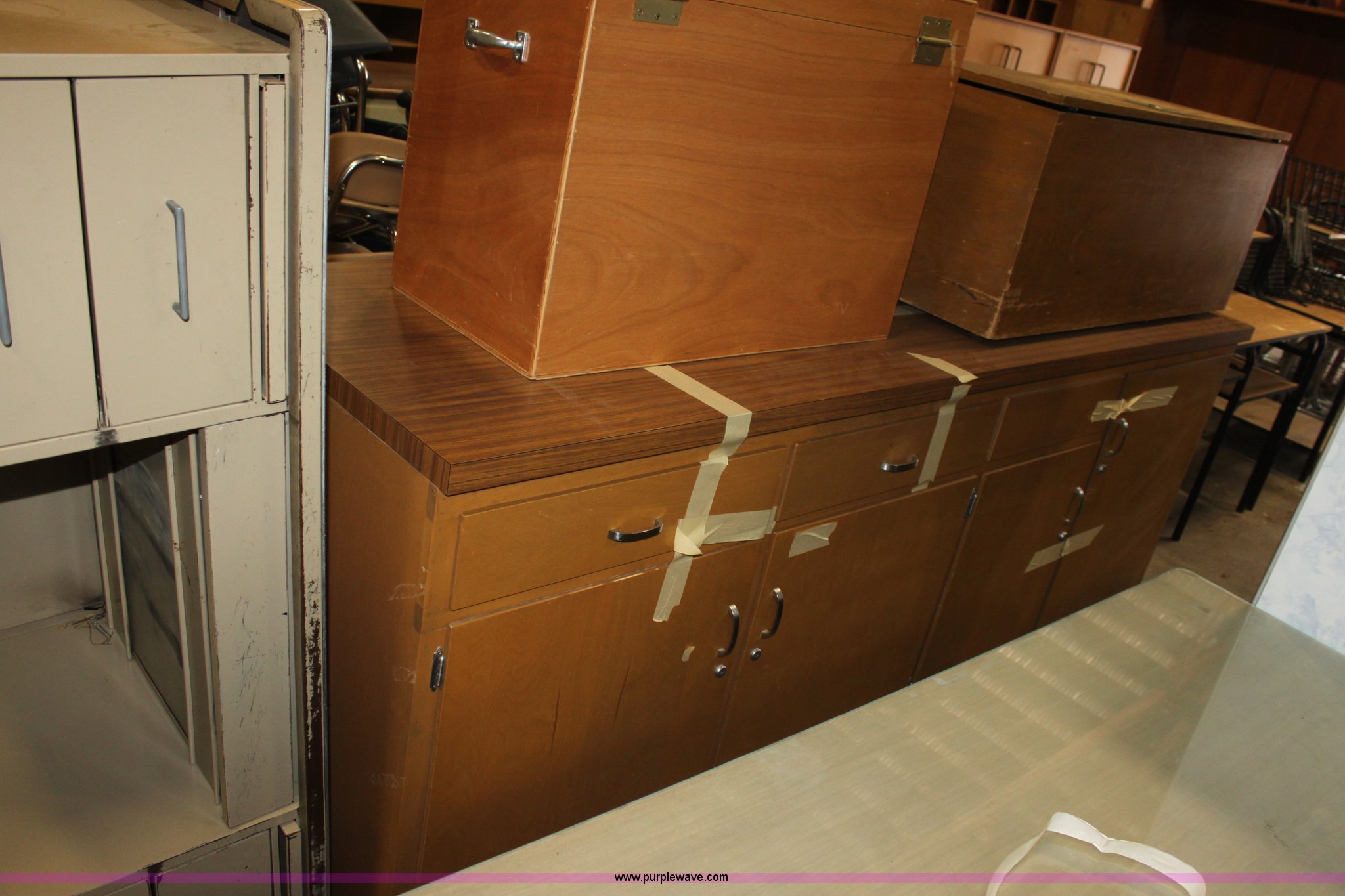 Assorted office furniture in Hutchinson, KS Item D9159 sold Purple Wave