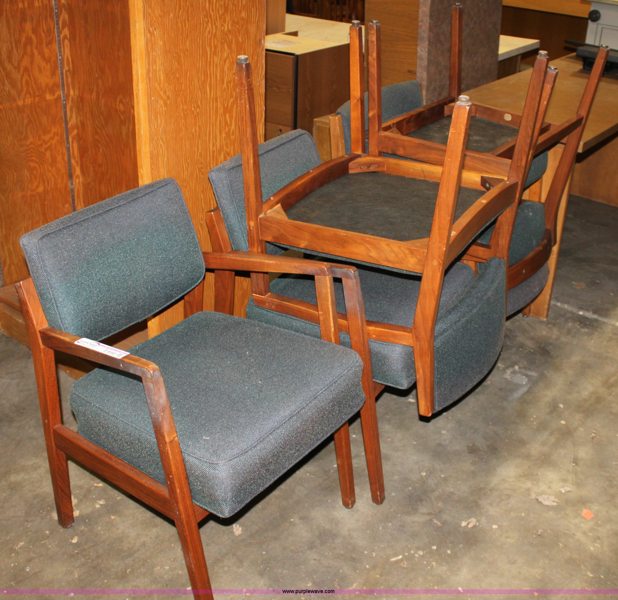 Assorted office furniture in Hutchinson, KS Item D9162 sold Purple Wave