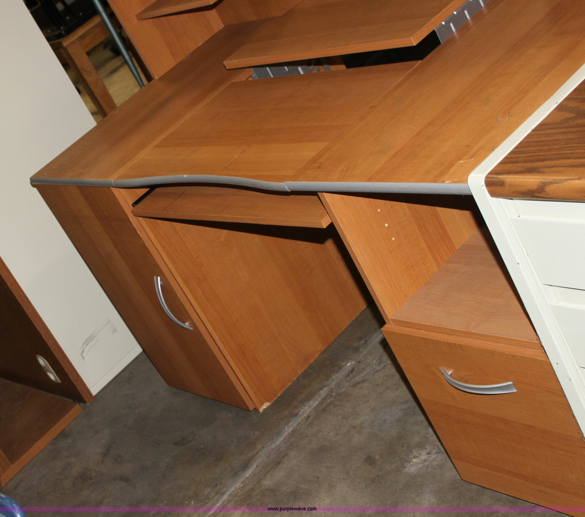 Assorted office furniture in Hutchinson, KS Item D9162 sold Purple Wave