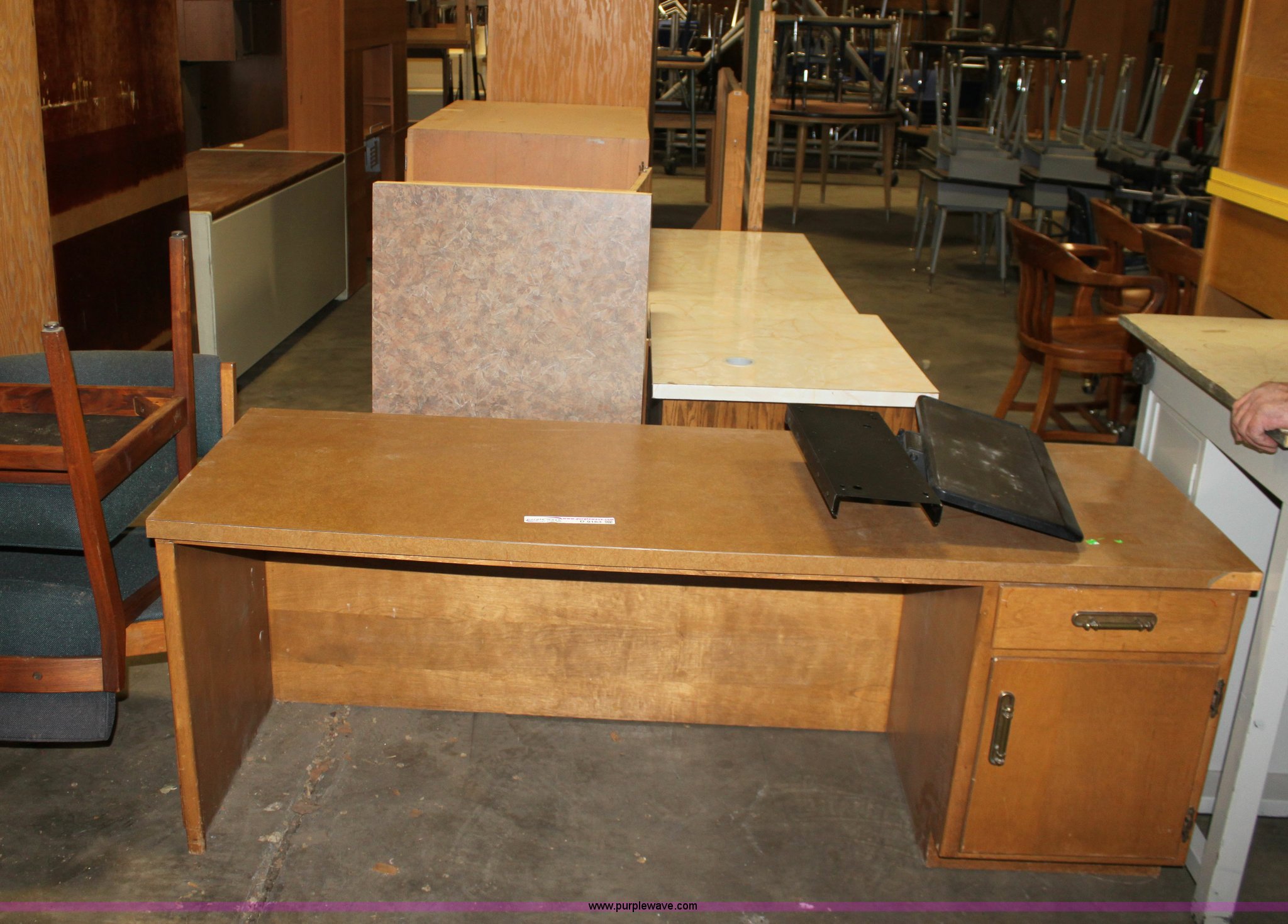 Assorted office furniture in Hutchinson, KS Item D9163 sold Purple Wave