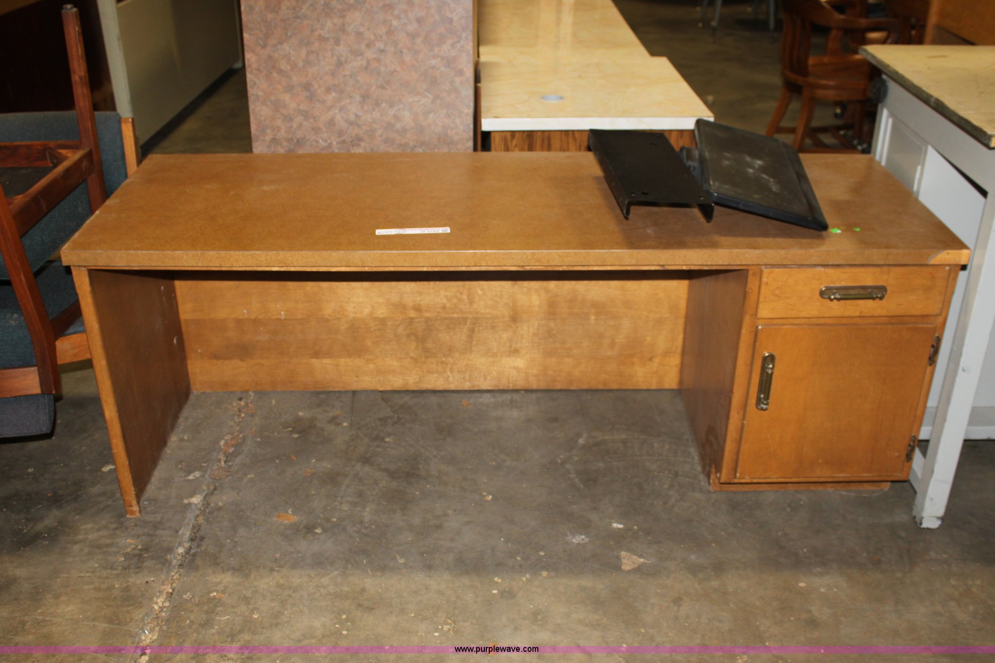 Assorted office furniture in Hutchinson, KS Item D9163 sold Purple Wave