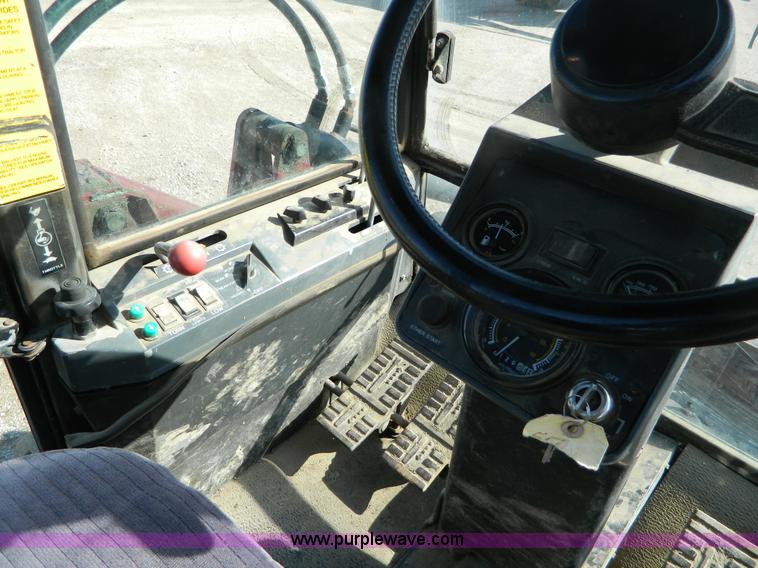 image for item B3556 1988 Versatile 276 II tractor