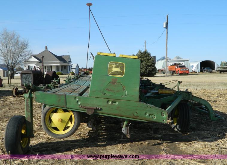 image for item B3563 John Deere 9300H hoe drills