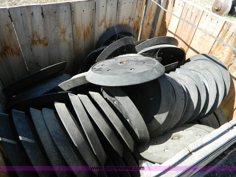 image for item E9481 Approximately 75 press wheels