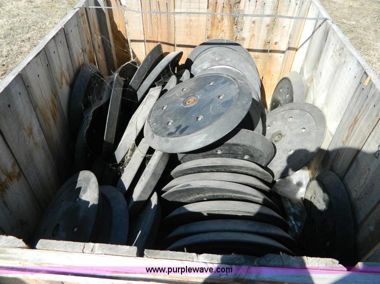 image for item E9481 Approximately 75 press wheels