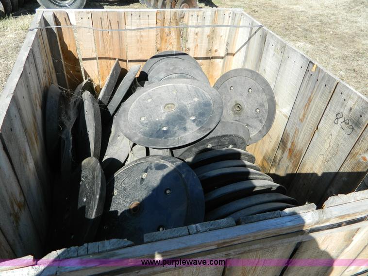 image for item E9481 Approximately 75 press wheels