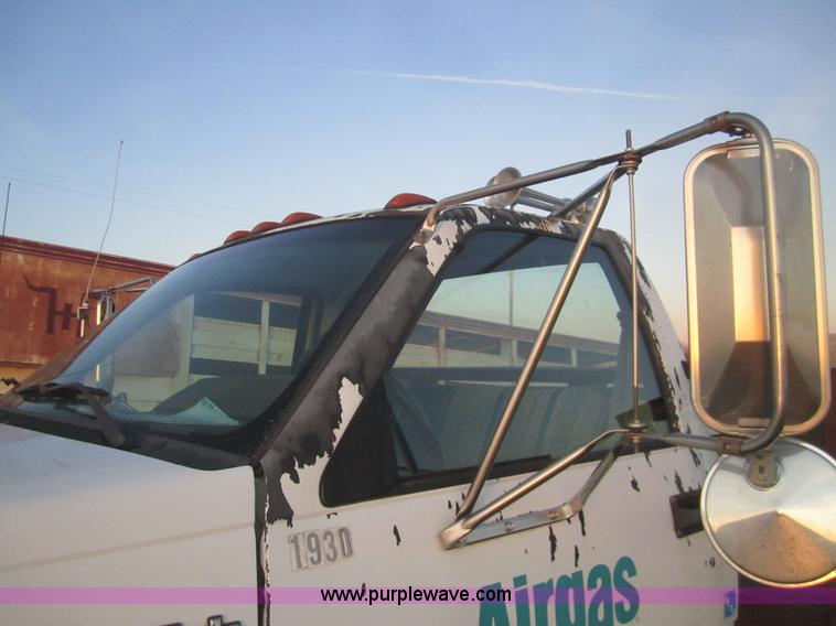 image for item F9176 1990 GMC TopKick truck with end gate lift