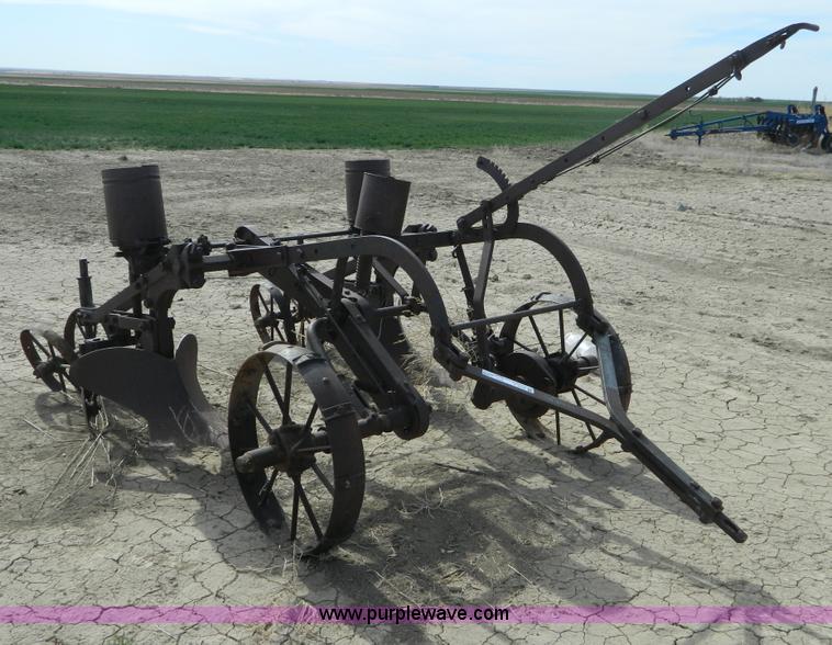 image for item T9758 John Deere two row lister