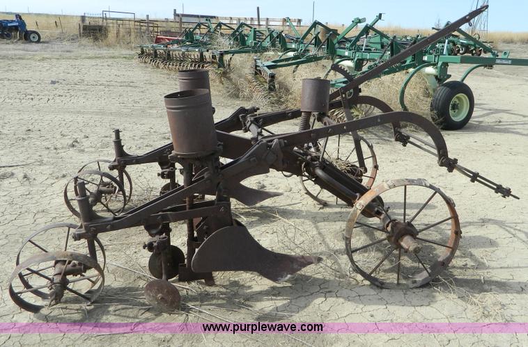 image for item T9758 John Deere two row lister