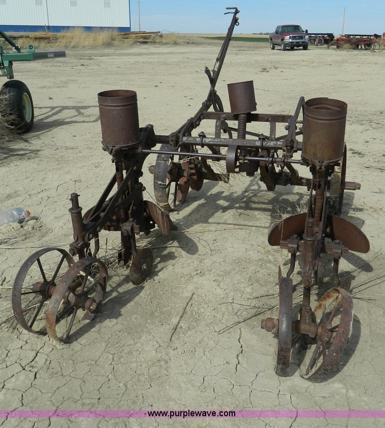 image for item T9758 John Deere two row lister