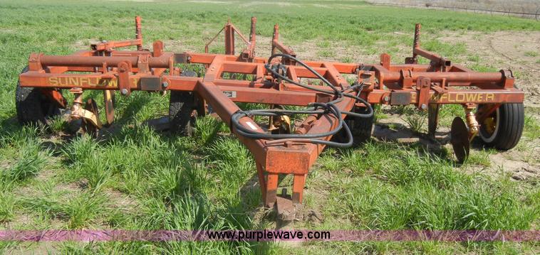 image for item U9981 Sunflower H15 15' V-bottom plow