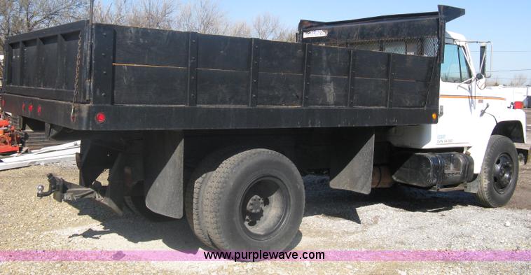 image for item A6114 1986 International 1654 dump truck
