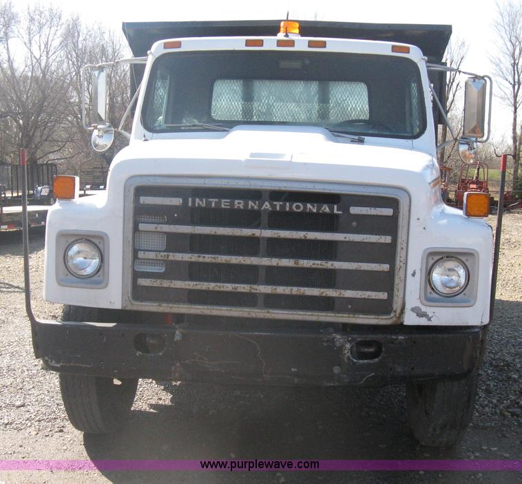 image for item A6114 1986 International 1654 dump truck