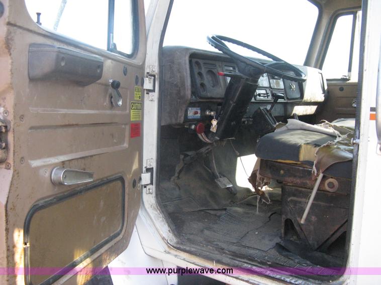 image for item A6114 1986 International 1654 dump truck