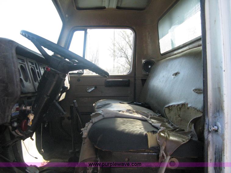 image for item A6114 1986 International 1654 dump truck