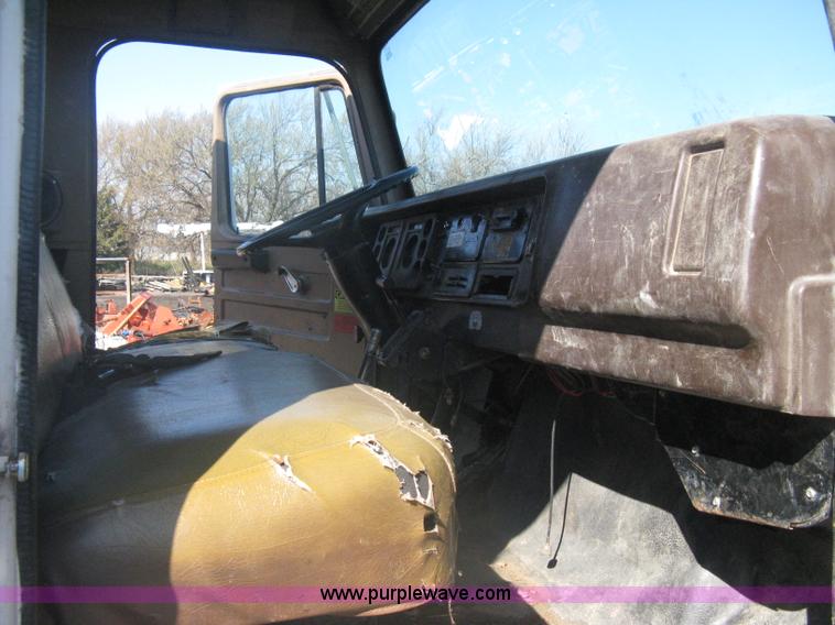 image for item A6114 1986 International 1654 dump truck
