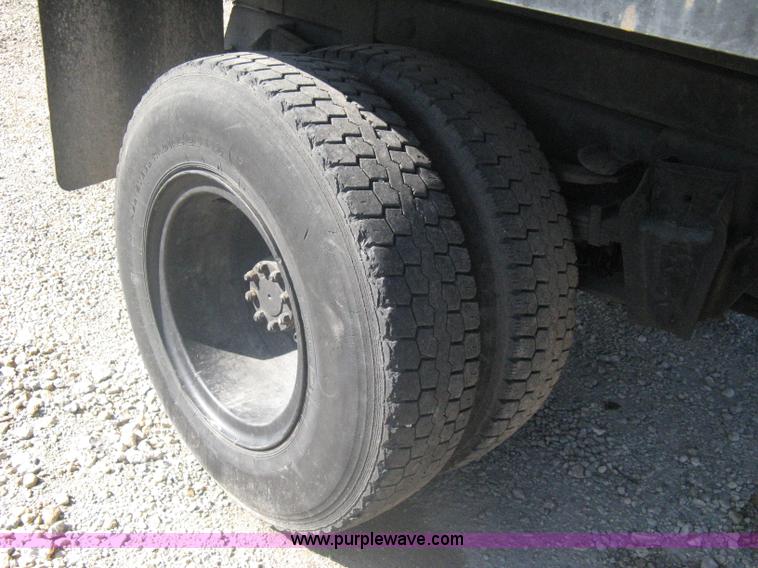 image for item A6114 1986 International 1654 dump truck