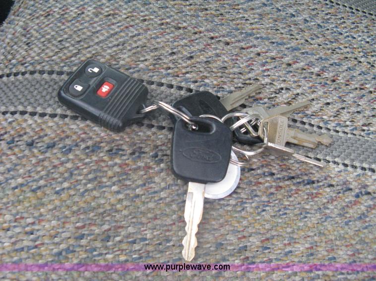 image for item A6125 1999 Ford F250 XLT SuperCab pickup truck