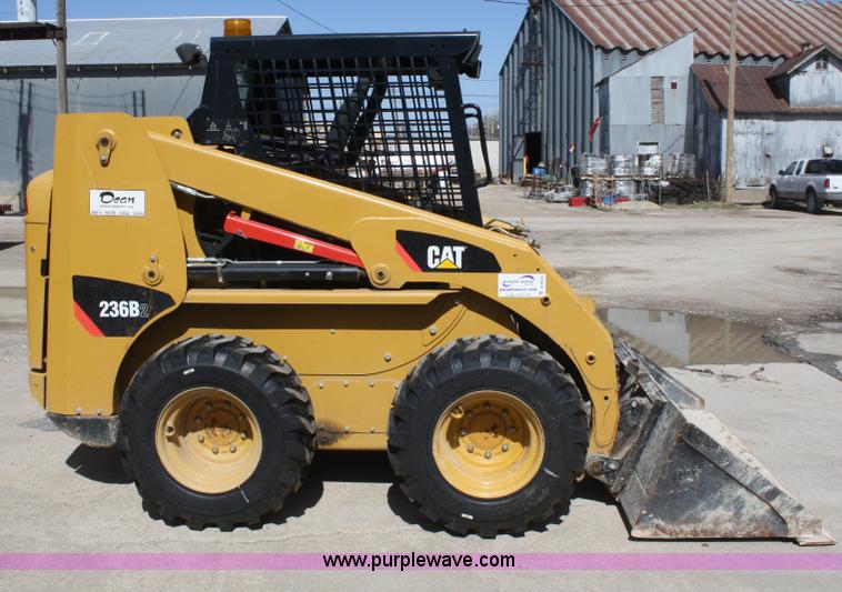 image for item A6833 2009 Caterpillar 236B II skid steer