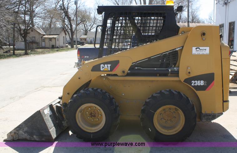 image for item A6833 2009 Caterpillar 236B II skid steer