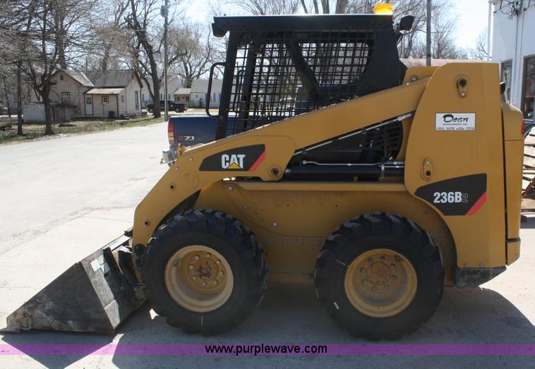 image for item A6833 2009 Caterpillar 236B II skid steer