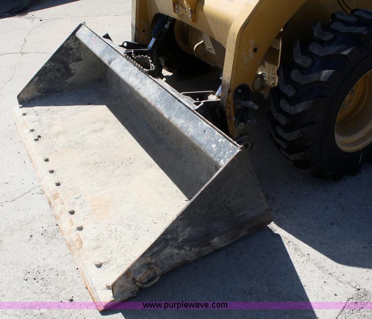 image for item A6833 2009 Caterpillar 236B II skid steer