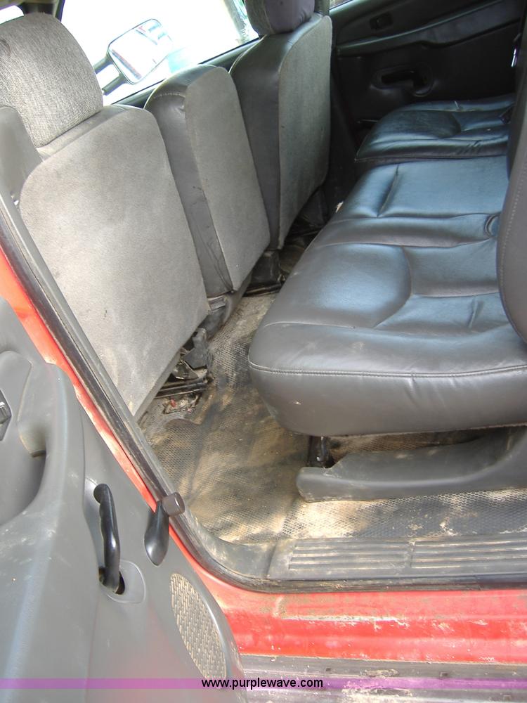 image for item B1097 2004 GMC Sierra C3500 crew cab pickup truck