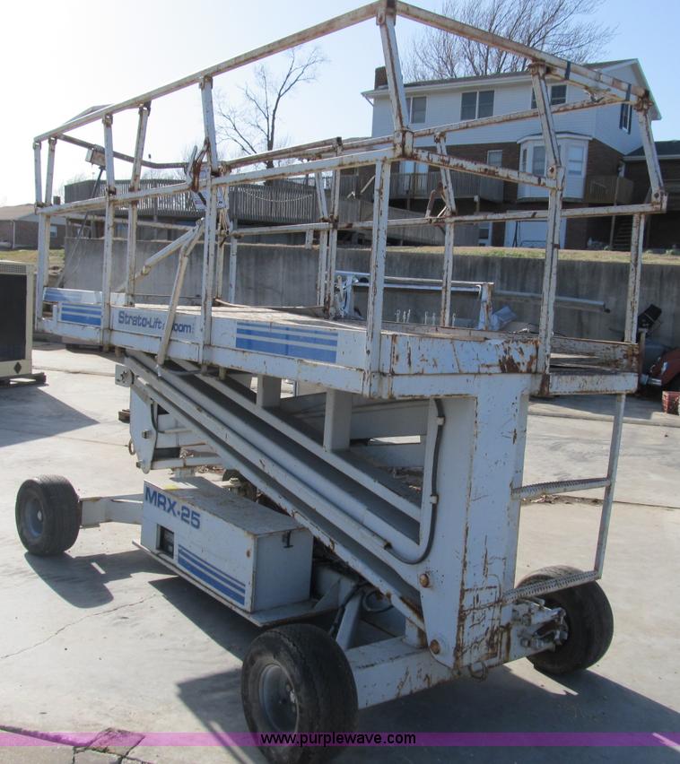image for item B2637 Strato MRX25 scissor lift