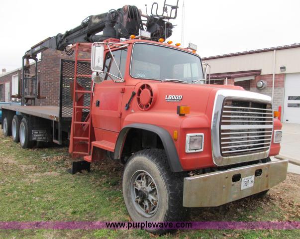 image for item B2640 1994 Ford LT8000 boom truck