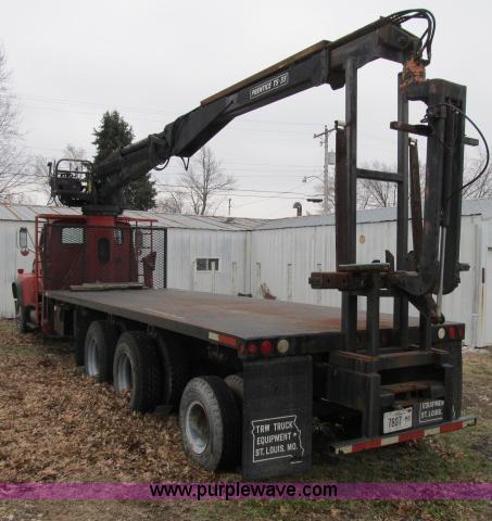 image for item B2640 1994 Ford LT8000 boom truck