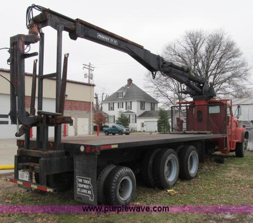 image for item B2640 1994 Ford LT8000 boom truck
