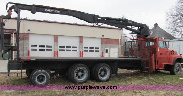 image for item B2640 1994 Ford LT8000 boom truck