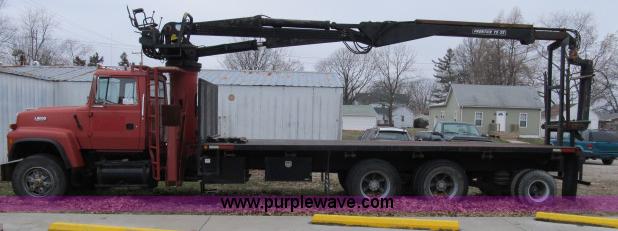 image for item B2640 1994 Ford LT8000 boom truck