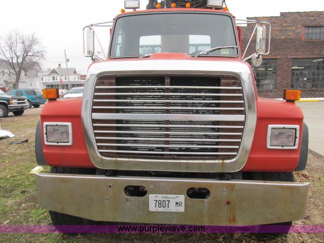 image for item B2640 1994 Ford LT8000 boom truck