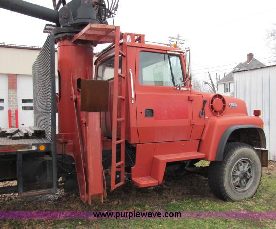 image for item B2640 1994 Ford LT8000 boom truck