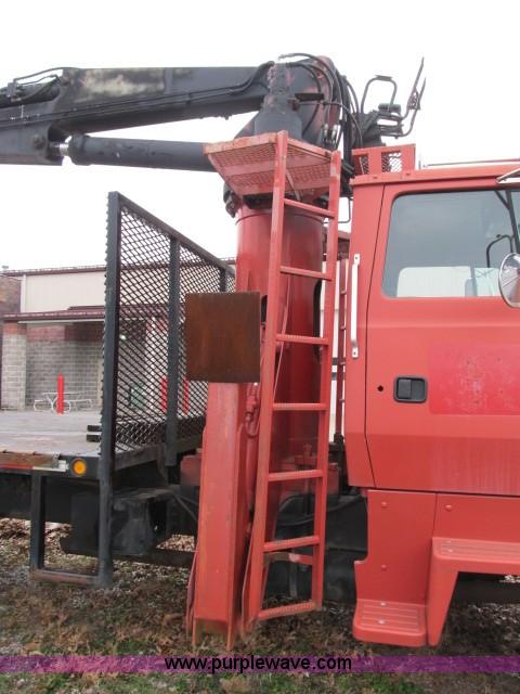 image for item B2640 1994 Ford LT8000 boom truck