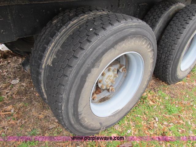 image for item B2640 1994 Ford LT8000 boom truck