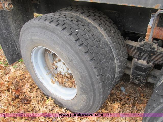 image for item B2640 1994 Ford LT8000 boom truck