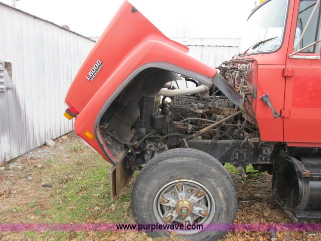 image for item B2640 1994 Ford LT8000 boom truck