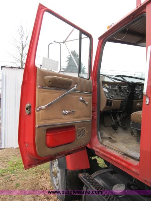 image for item B2640 1994 Ford LT8000 boom truck