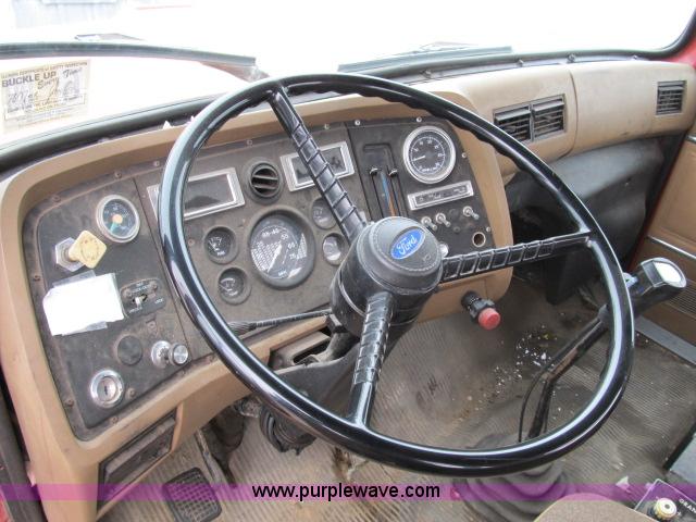 image for item B2640 1994 Ford LT8000 boom truck