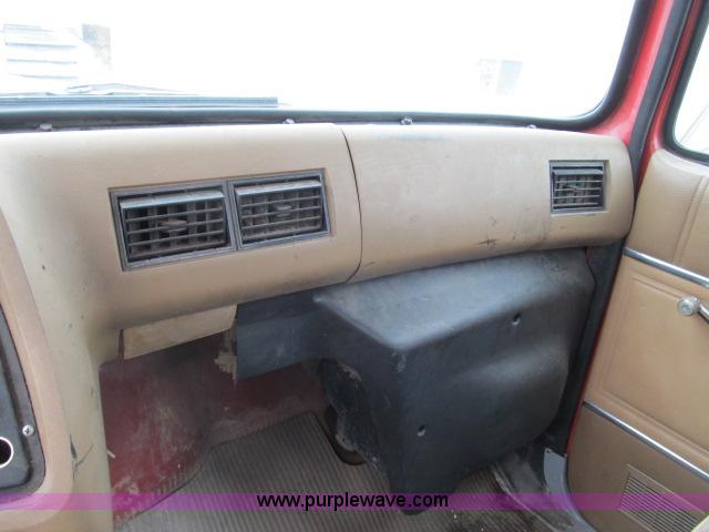 image for item B2640 1994 Ford LT8000 boom truck