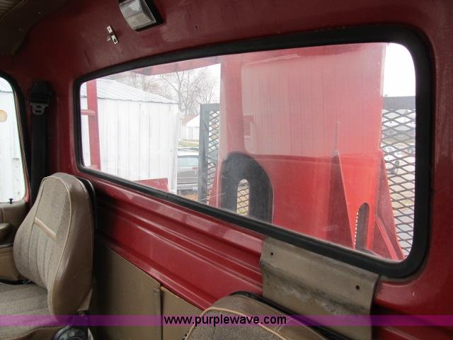 image for item B2640 1994 Ford LT8000 boom truck