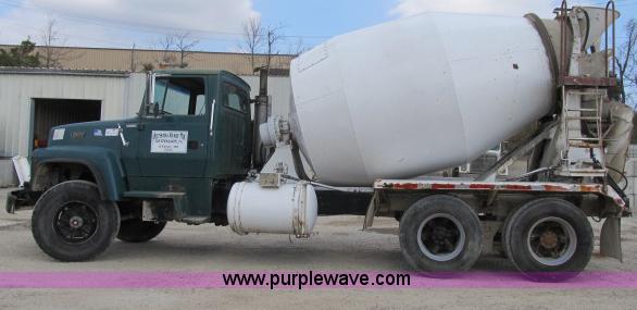 image for item B2663 1992 Ford LT8000 cement truck