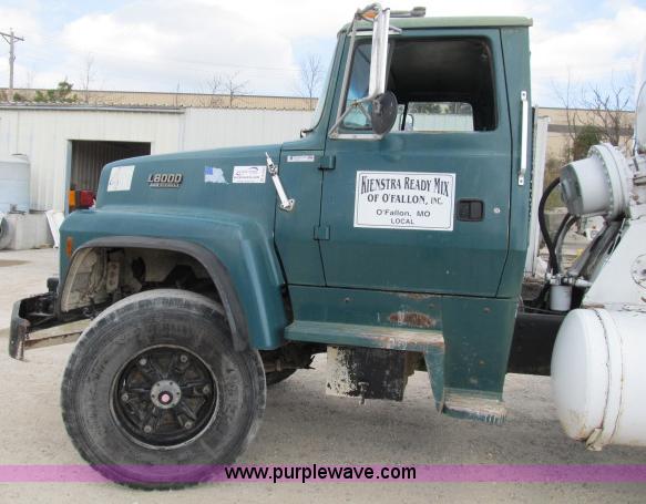 image for item B2663 1992 Ford LT8000 cement truck