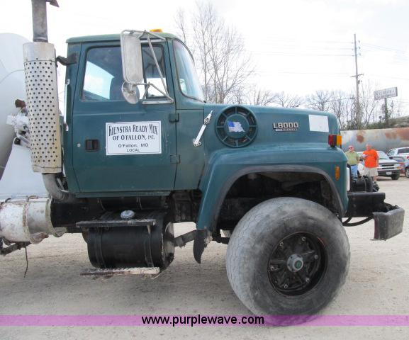 image for item B2663 1992 Ford LT8000 cement truck